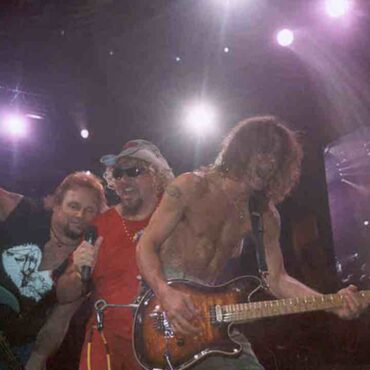 eddie-van-halen-kicked-sammy-hagar-while-singing