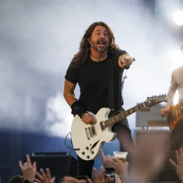 foo-fighters-and-the-hives-at-hersheypark-stadium,-hershey,-pa