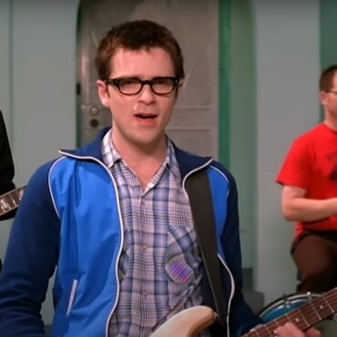 old-weezer-hit-gets-the-creepy-trailer-song-treatment