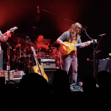 watch-billy-strings-join-phish-for-six-songs-in-grand-rapids