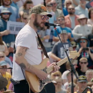 watch-bon-iver-perform-at-kamala-harris’-wisconsin-rally