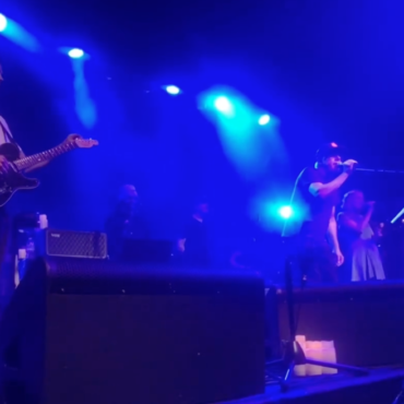 watch-grandaddy’s-jason-lytle-and-jim-fairchild-reunite-to-cover-elliott-smith-at-la-tribute-show