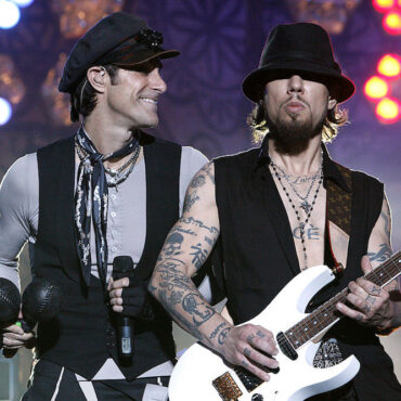 new-jane’s-addiction-album-with-classic-lineup-is-“more-than-likely,”-says-dave-navarro