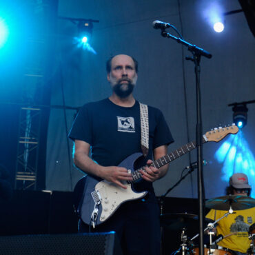 built-to-spill-play-there’s-nothing-wrong-with-love-deep-cuts-for-the-first-time-in-decades-at-hometown-tour-opener