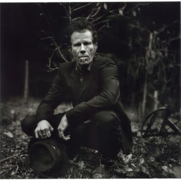 tom-waits-shares-previously-unreleased-version-of-“get-behind-the-mule”:-listen