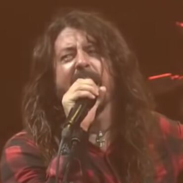 dave-grohl-tells-rude-fan-to-stop-at-show