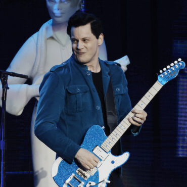 jack-white-explains-why-current-tour-is-all-“pop-up-shows”