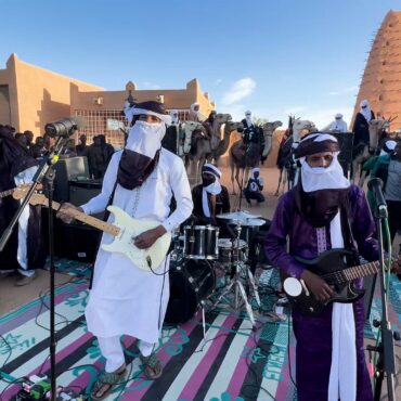 mdou-moctar-share-live-film-the-agadez-folders:-live-at-sultan’s-palace:-watch