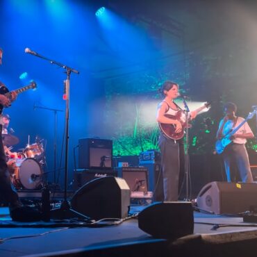 watch-big-thief-debut-new-song-“taker”-in-belgium