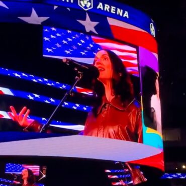 watch-st.-vincent-sing-the-national-anthem-and-show-off-her-bball-skills-at-la-sparks-game