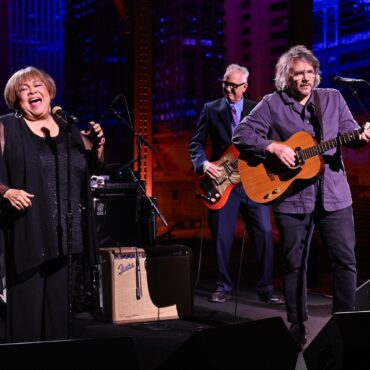 watch-mavis-staples-and-wilco’s-jeff-tweedy-perform-“freedom-highway”-on-colbert