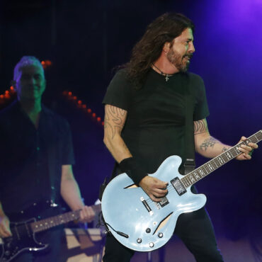 foo-fighters-respond-to-trump-playing-“my-hero”-to-introduce-rfk-jr.