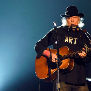 neil-young-explains-crazy-horse-tour-cancelation,-says-he’s-planning-to-return-to-the-road-with-promise-of-the-real