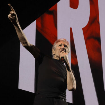 roger-waters-responds-to-nick-cave-criticizing-his-bds-stance