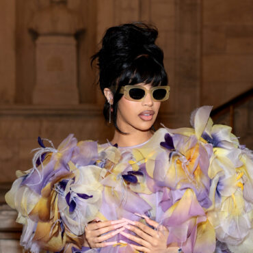 cardi-b-explains-the-“pedophile”-graffiti-in-her-maternity-photo-shoot