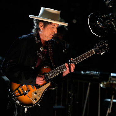 watch-bob-dylan-play-“silvio”-for-the-first-time-in-20-years-after-barack-obama-included-it-on-his-summer-playlist