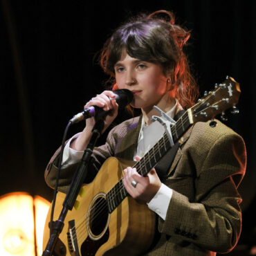 watch-clairo-perform-“how”-for-the-first-time-in-six-years-at-charm-tour-opener