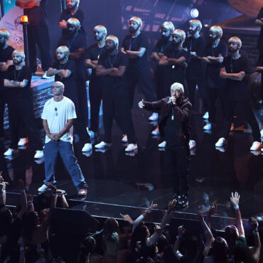 watch-eminem-open-the-vmas-with-“houdini”-and-his-new-jelly-roll-collab