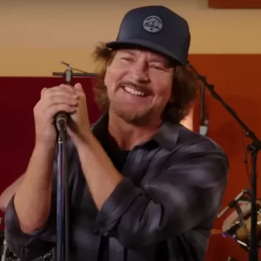 eddie-vedder-mocks-ted-nugent-at-concert