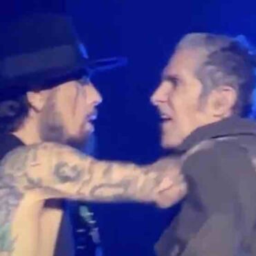 perry-farrell-fights-dave-navarro-in-concert-video