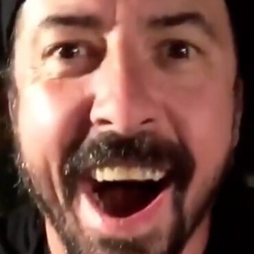 dave-grohl-accused-of-dating-40-year-old-woman:-‘it’s-false’