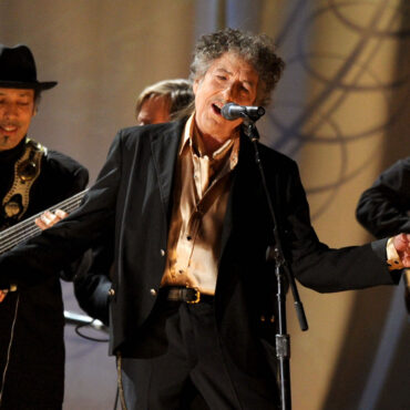 bob-dylan-broke-out-his-most-played-song-after-six-years,-trolling-john-mellencamp-who-covered-it-during-lead-in-set