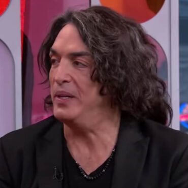 paul-stanley-announces-kiss-return-with-holograms?