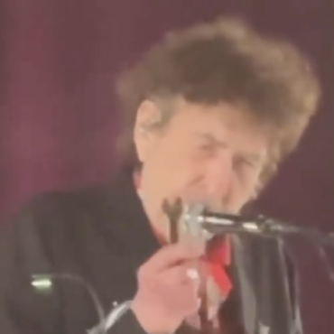 bob-dylan-performed-“desolation-row”-for-the-first-time-in-five-years,-with-a-wrench