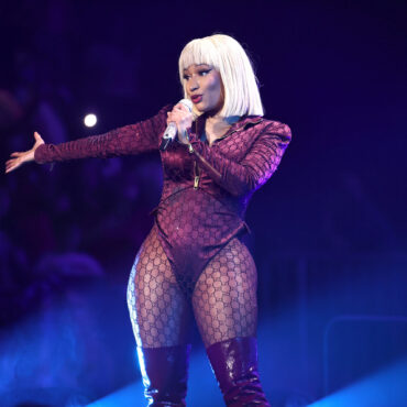 nicki-minaj-mocks-laid-off-atlantic-records-staff,-apologizes-for-stomping-on-cameraman,-announces-new-album