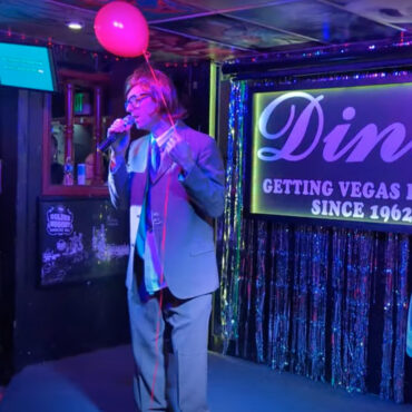 watch-a-disguised-chris-martin-sing-coldplay-at-a-las-vegas-karaoke-bar