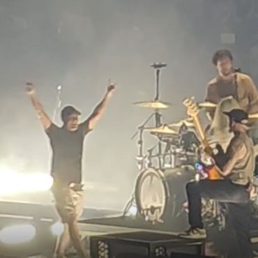 fan-rushes-stage-in-linkin-park-concert-video