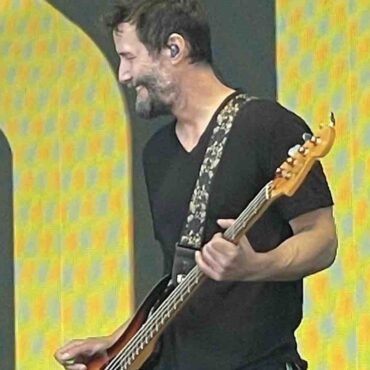 keanu-reeves-opens-for-pearl-jam-in-video