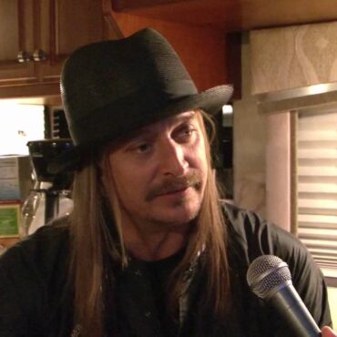 kid-rock-photo-on-private-plane-released