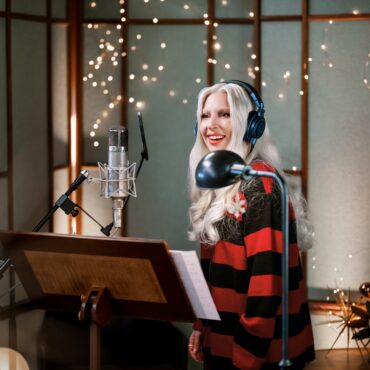 lady-gaga-releases-new-cover-of-“santa-claus-is-comin’-to-town”:-listen